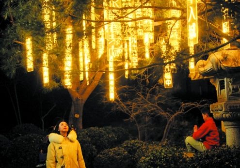 元宵节临近,外出赏灯的市民也多了起来。据了解,为确保元宵节前后道路交通安全稳定,方便市民游客出行,济南交警发布交通出行预警,即日起至12日,将视流量情况对趵突泉、大明湖景区周边路段实施弹性交通管制。◎山东商报·速豹新闻网记者 周里 摄